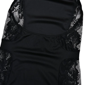 Détail de dentelle noire et mesh transparent sur cette robe moulante sexy à bretelles