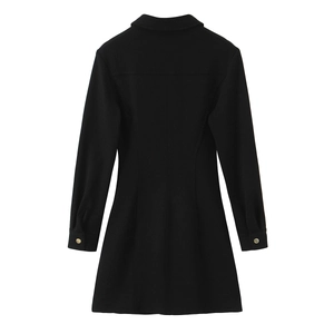 Robe fourreau noire à manches longues en crêpe avec boutons dorés vue de derrière