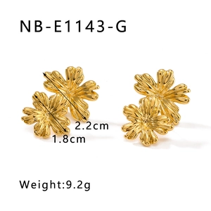 Detailed view of 18K gold plated double flower earrings with wavy petal texture and dimensions