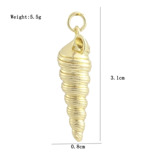 Détail du pendentif coquillage en or 18K avec dimensions 3,1cm x 0,8cm et poids 5,5g