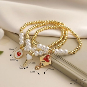 Détail de bracelets perlés avec pendentifs cœur, clé et enveloppe I do avec perles