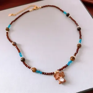 Collier de perles éléphant rétro avec pierres brunes et pendentif strass en cœur