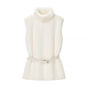 Détail du haut sans manches en fausse fourrure blanche avec col haut et ceinture
