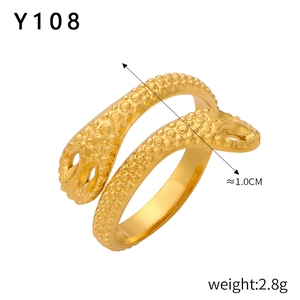 Anello a serpente dorato con finitura testurizzata e larghezza di circa 1,0 cm