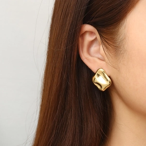 Irregular hammered square gold earrings for women in 18k gold plated stainless steel