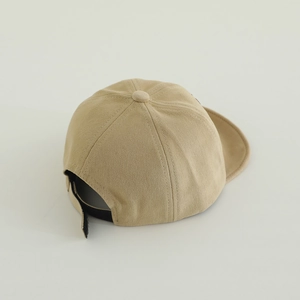 Détail de l'arrière d'une casquette bébé avec sangle réglable et coutures nettes