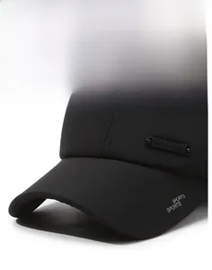 Dettaglio del berretto invernale nero con placchetta mens in metallo e ricamo sports