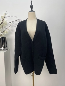 Gilet en maille noire à col en V oversize avec boutons et poches latérales pratiques