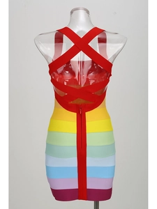 Détail du dos d'une robe bandage à rayures arc-en-ciel avec lacets croisés et fermeture