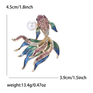 Elegante spilla a forma di pesce rosso in smalto con strass rosa e perla in lega dorata