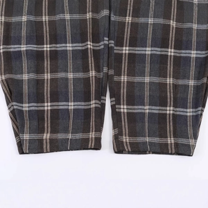 Nahaufnahme der stylischen Karo-Hose mit dunkelgrauer Basis und braunen Akzenten