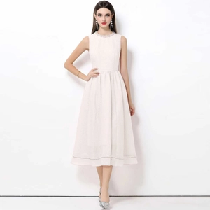 Robe midi rose élégante sans manches avec texture en relief et détails de perles