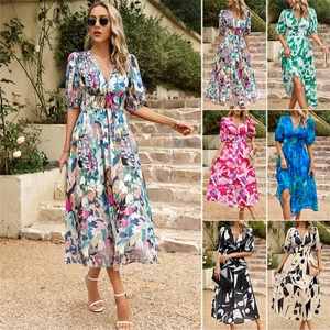 Robe longue d'été trapèze à col en V avec manches courtes et motif floral à la taille