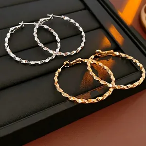 Orecchini a cerchio geometrici irregolari minimalisti in oro e argento con trame diamantate