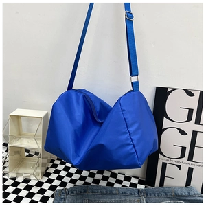 Dettaglio della borsa a tracolla in nylon blu reale con cinturino regolabile e fibbia