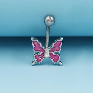 Gros plan d'un piercing nombril argenté avec papillon rose pailleté et zircon marquise