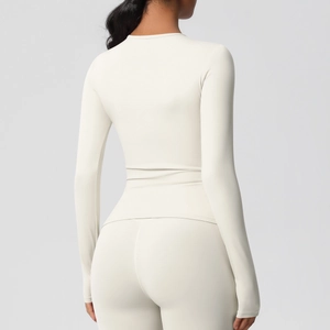 Vue arrière de l'ensemble de fitness beige à manches longues pour le yoga et le pilates