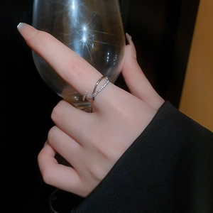 Bague croisée en argent avec zircons portée par un mannequin dans un cadre élégant