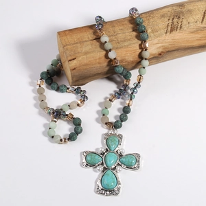 Collana lunga bohémien con croce turchese e ciondolo a goccia su base in legno
