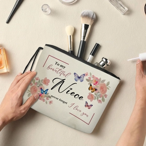 Blumen-Kosmetiktasche mit Zitat für Nichten und Make-up-Zubehör auf hellem Grund