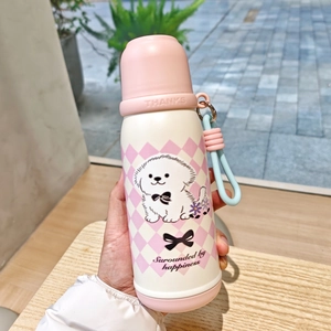 Bottiglia d'acqua isolata in acciaio inossidabile con stampa di cane rosa e cordino.