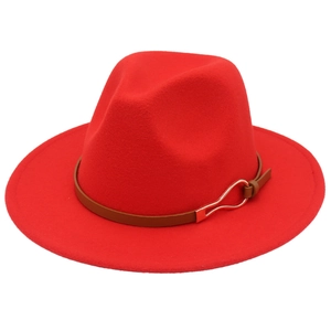 Vue détaillée d'un élégant chapeau fedora en feutre de laine rouge avec boucle