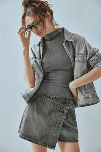 Vue détaillée du short en jean gris à taille haute avec veste assortie et lunettes de soleil