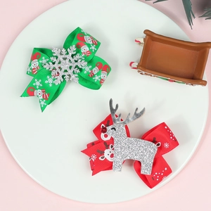 Détail de nœuds de Noël rouges et verts avec bonhomme de neige et renne sur plateau