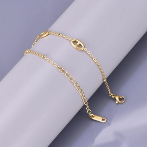 Elegant gold plated stainless steel bracelet with three stylish pig nose link charms