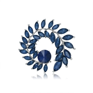 Vue détaillée d'une broche cactus en argent avec gemmes bleues et design en spirale élégant