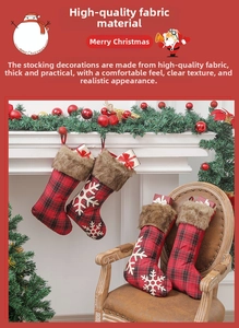 Détail de chaussette de Noël à carreaux rouges et noirs avec bordure en fausse fourrure