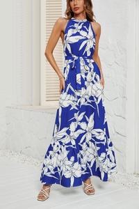 Détail d'une robe longue fleurie bleue avec décolleté licou et ceinture assortie