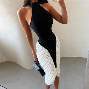 Vue détaillée du design bicolore contrasté et du plissage latéral sur une robe moulante