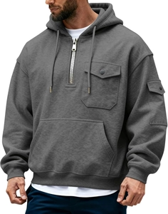 Vista detallada de la sudadera gris oscuro con bolsillos cargo y cuello de cremallera