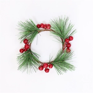 Nahaufnahme eines Mini-Weihnachtskranzes mit Kiefernnadeln und roten Glitzerbeeren
