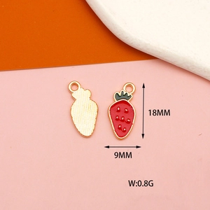 Vue détaillée de breloques fraises en émail rouge avec dimensions 18mm et 9mm