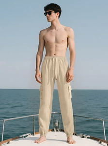 Détail du pantalon cargo beige avec tissu quadrillé et taille élastique à cordon