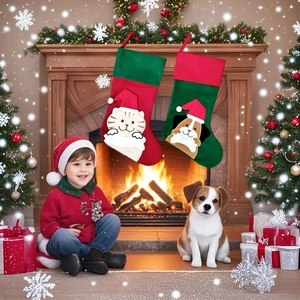 Chaussettes de Noël en lin avec broderie chat et chien suspendues à la cheminée