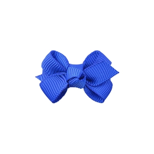 Détail d'un nœud en ruban gros-grain bleu foncé avec texture nervurée et design multicouche