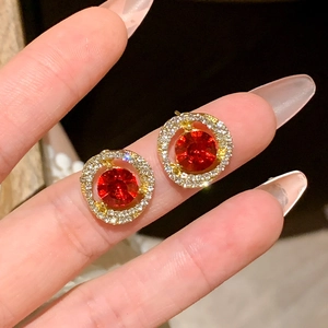 Pendientes redondos de cristal rojo con circonitas brillantes sobre base dorada