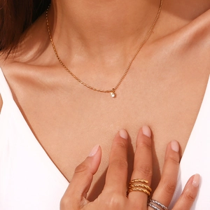 Dettaglio della collana placcata oro 18K con ciondolo in zircone e anelli coordinati