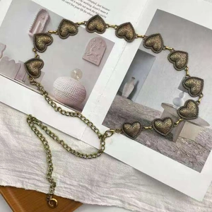 Chaîne de taille en métal bronze avec motifs de cœurs gravés style bohème chic