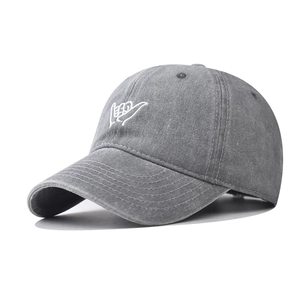 Detalle de gorra de béisbol de mezclilla gris lavada con bordado de signo Shaka