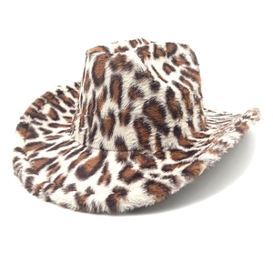 Vue détaillée d'un chapeau de cowboy en peluche léopard avec texture en fausse fourrure