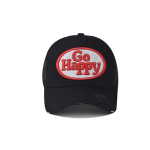 Détail de casquette vintage avec broderie Go Happy rouge et bordure usée