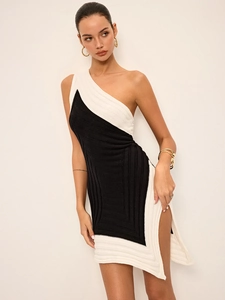 Mini robe moulante asymétrique tricotée en noir et blanc avec panneaux contrastés