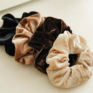 Set di quattro elastici per capelli in velluto nero, caramello, caffè e beige