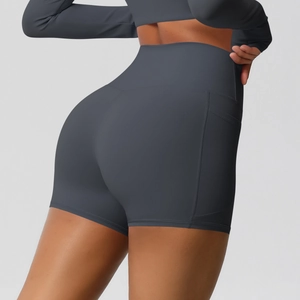 Détail du short de yoga taille haute avec poche latérale et texture brossée mate
