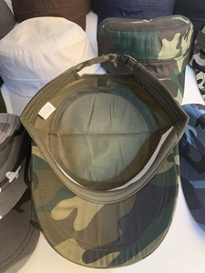 Detail van de binnenvoering van een camouflagepet met materiaal- en waslabel