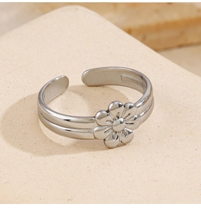 Detailed view of silver flower ring featuring adjustable double band in stainless steel